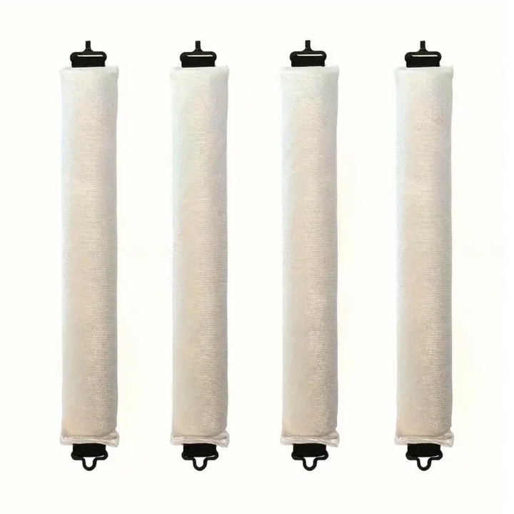 Vier weiße Filterkerzen mit schwarzen Endkappen, Wasserfilter, Ersatzfilter, langlebig.