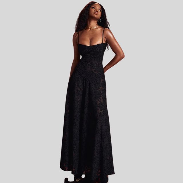 Elegantes schwarzes Abendkleid, ärmellos, mit Spitzenmuster, ideal für formelle Anlässe.