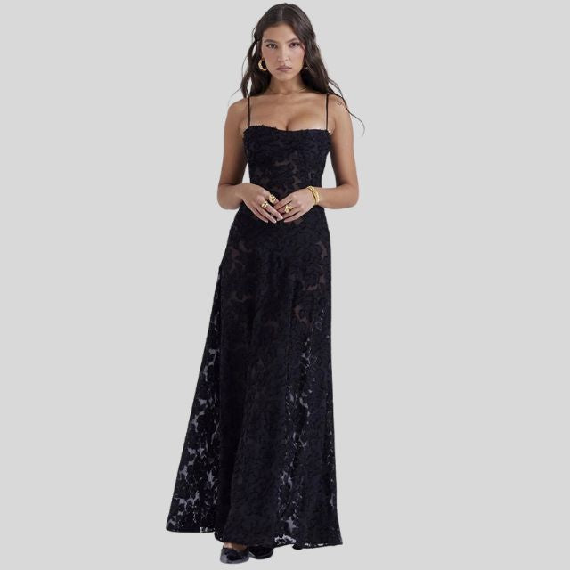 Frau in schwarzem Spitzenkleid, Abendmode, elegantes Design, Spaghettiträger, bodenlang.
