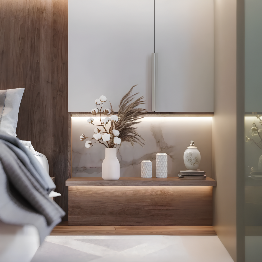 Moderne Schlafzimmerdeko mit weißer Vase, Trockenblumen, Holzregal, Beleuchtung, elegantes Design.