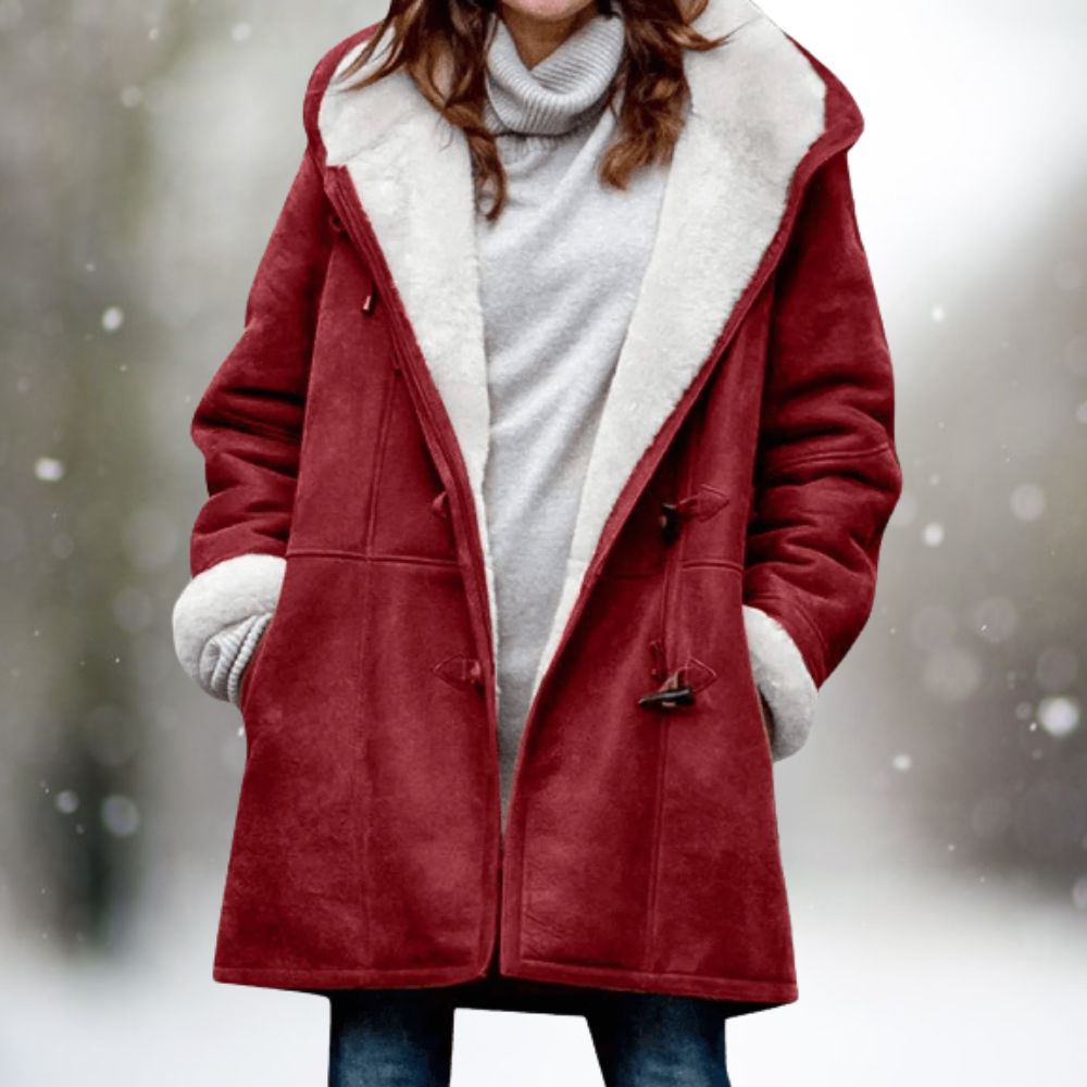 Roter Damen-Wollmantel mit Kapuze, Wintermode, warm, elegant, stilvoll, Schnee im Hintergrund.