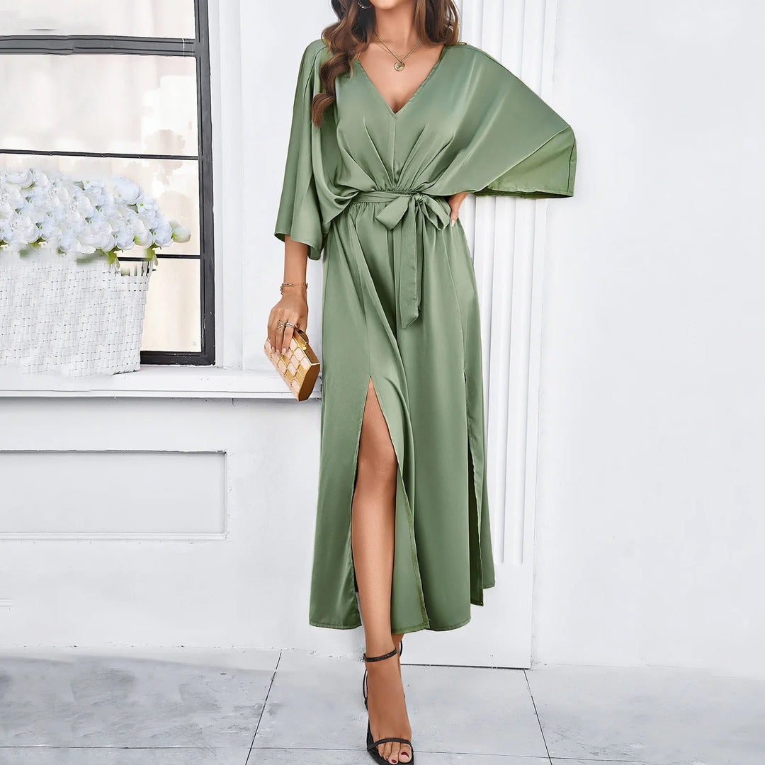 Grünes V-Ausschnitt-Kleid aus Satin mit Gürtel und Schlitz, elegantes Frühlingsoutfit.