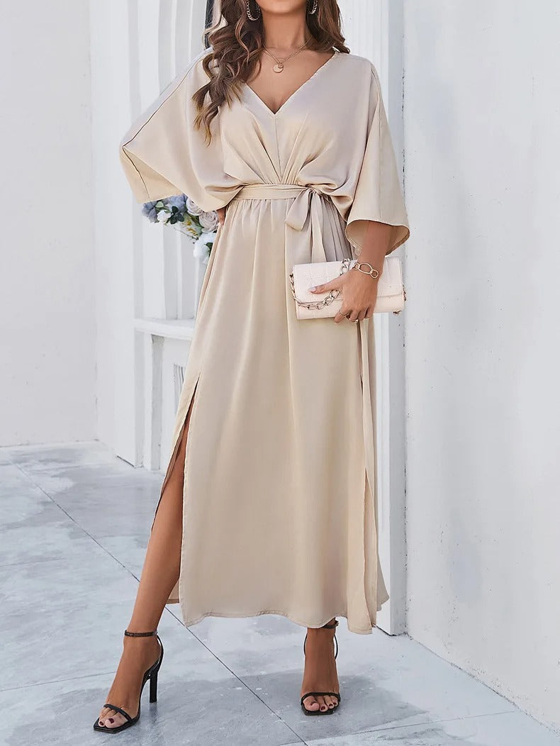 Elegantes beiges V-Ausschnitt-Kleid mit Gürtel, ideal für Frühling, Damenmode, Abendgarderobe.