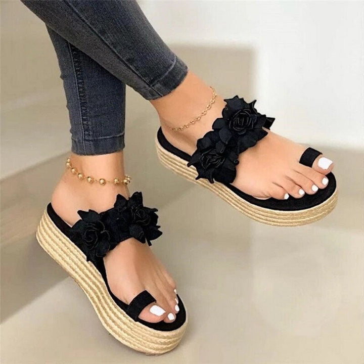 Schwarze Damen-Sandalen mit Blumen, Plateau-Sohle, Sommermode, bequem, elegant.