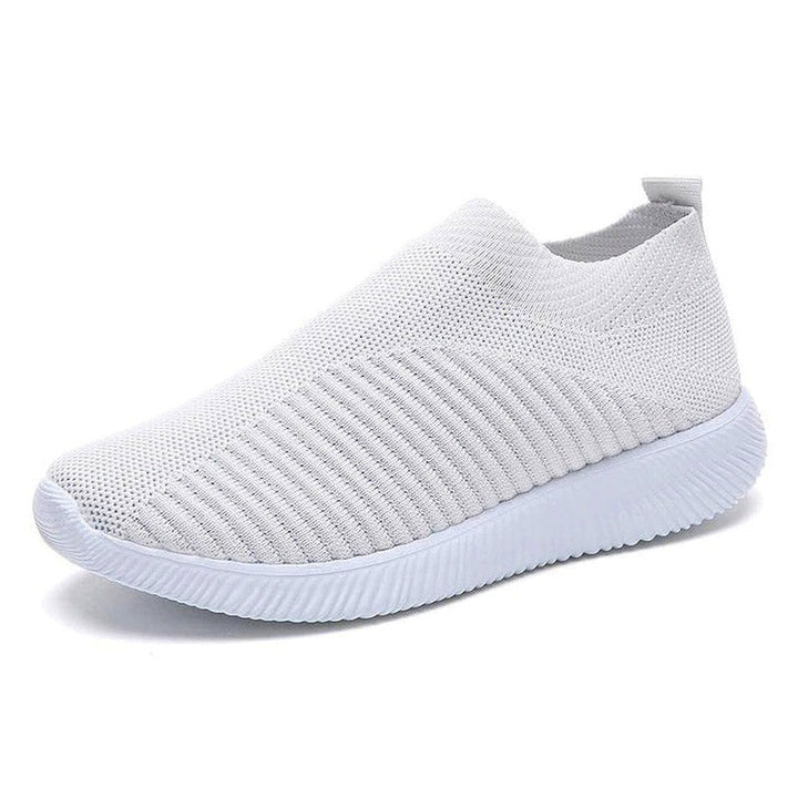 Weißer Sneaker aus Strickstoff, atmungsaktiv, rutschfeste Sohle, modisch, bequem.