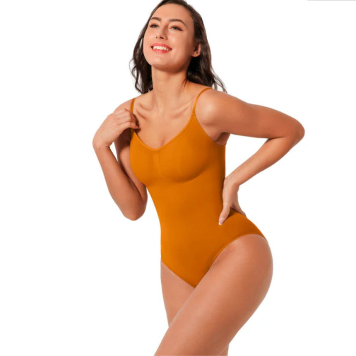 Frau in orangefarbenem Bodycon-Kleid, ärmellos, lächelnd, Mode, Damenbekleidung.