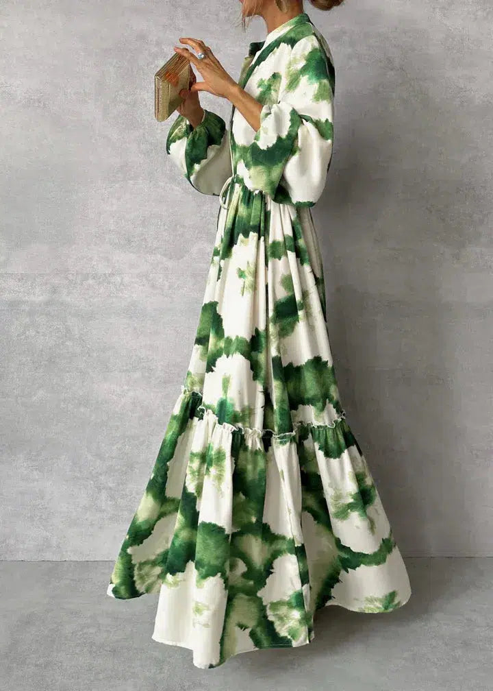 Grünes und weißes Maxikleid, Batikmuster, lange Ärmel, Damenmode, elegant, modern.