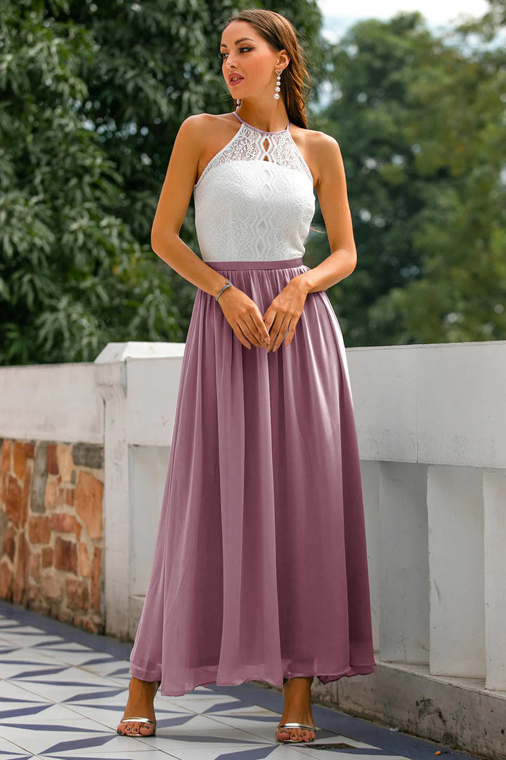 Frau in weißem Spitzenoberteil und lila Maxirock, Sommermode, elegantes Outfit, draußen.