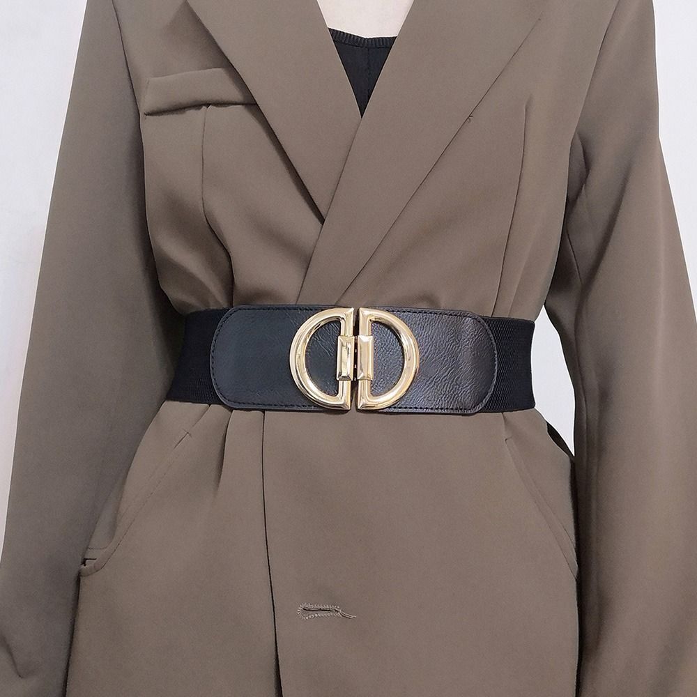 Brauner Blazer mit schwarzem, elastischem Vintage-Gürtel und goldener Schnalle.
