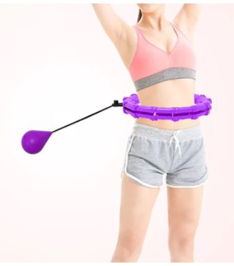 Frau mit lila Fitness-Hula-Hoop-Reifen, Sportbekleidung, Bauchtraining, Heimfitness.
