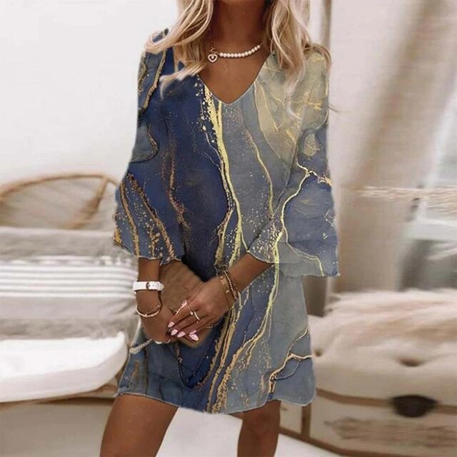 Frau in Boho-Kleid mit Flare-Ärmeln, V-Ausschnitt, Patchwork-Design, Vintage-Print, Blau-Gold.