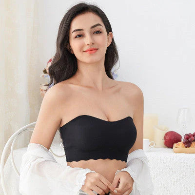 Frau trägt schwarzen trägerlosen Push-up-BH, unsichtbare Unterwäsche, sexy Dessous.