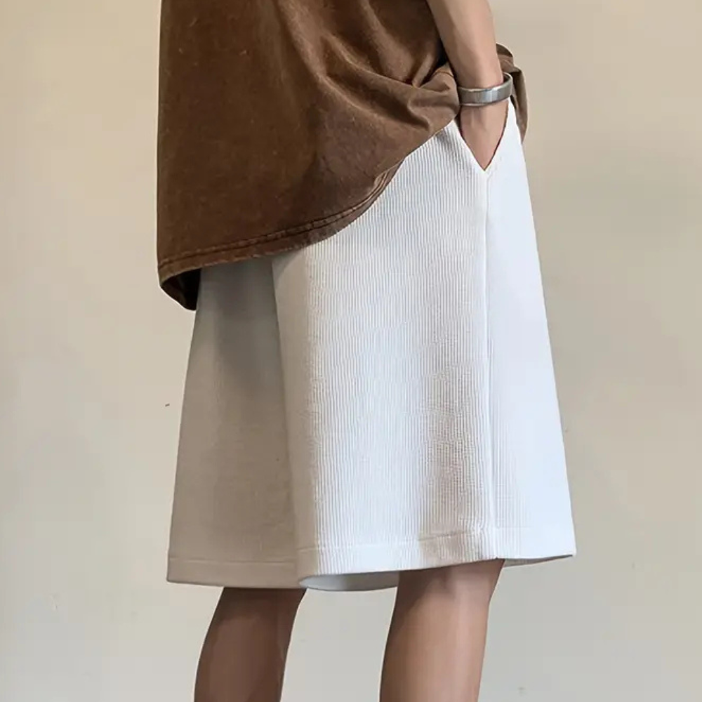 Weiße, gerippte Bermuda-Shorts aus Baumwolle, lässiger Stil, ideal für Sommermode.
