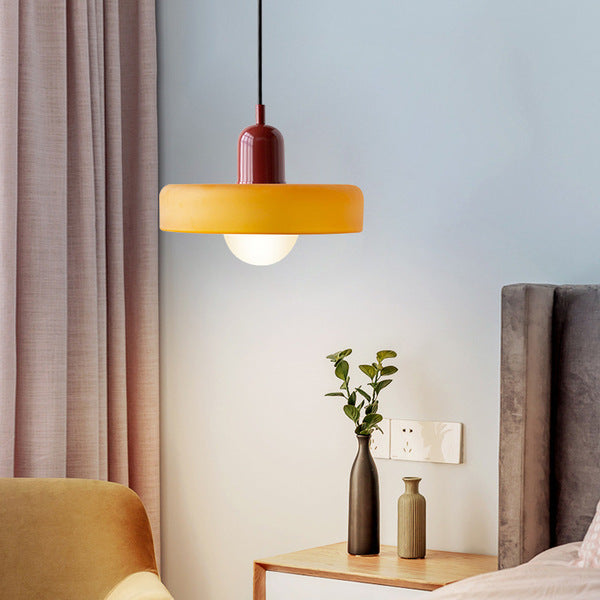Moderne gelbe Hängelampe im Wohnzimmer, skandinavisches Design, über Holztisch mit Vase.