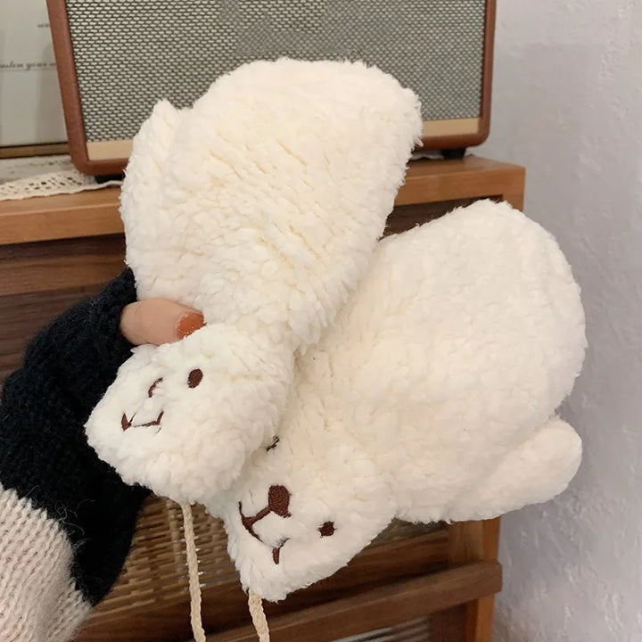 Weiße Plüsch-Handschuhe in Bärenform, warm und kuschelig, ideal für kalte Wintertage.