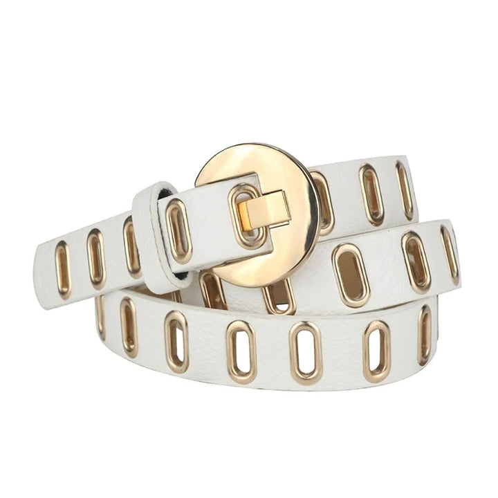 Weißer Ledergürtel mit goldenen Ösen und Schnalle, modisches Accessoire für Damen.
