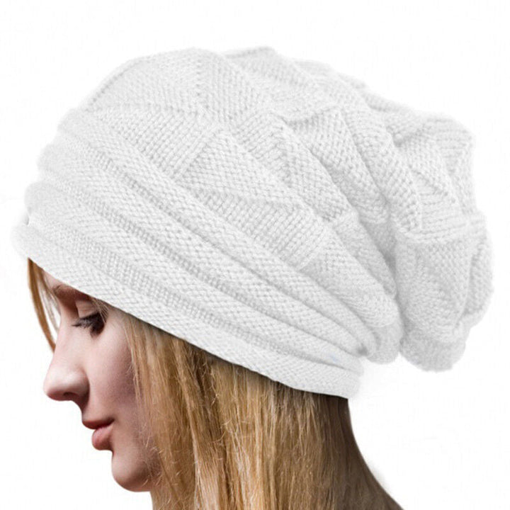 Weiße Strickmütze Damen, Wintermode, warm, stilvoll, weiches Material, Zopfmuster, Kopfbedeckung.