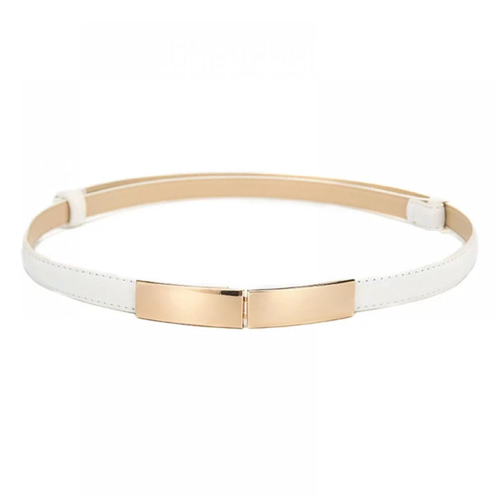 Weißer Ledergürtel mit goldener Schnalle, modisches Accessoire für Damen.