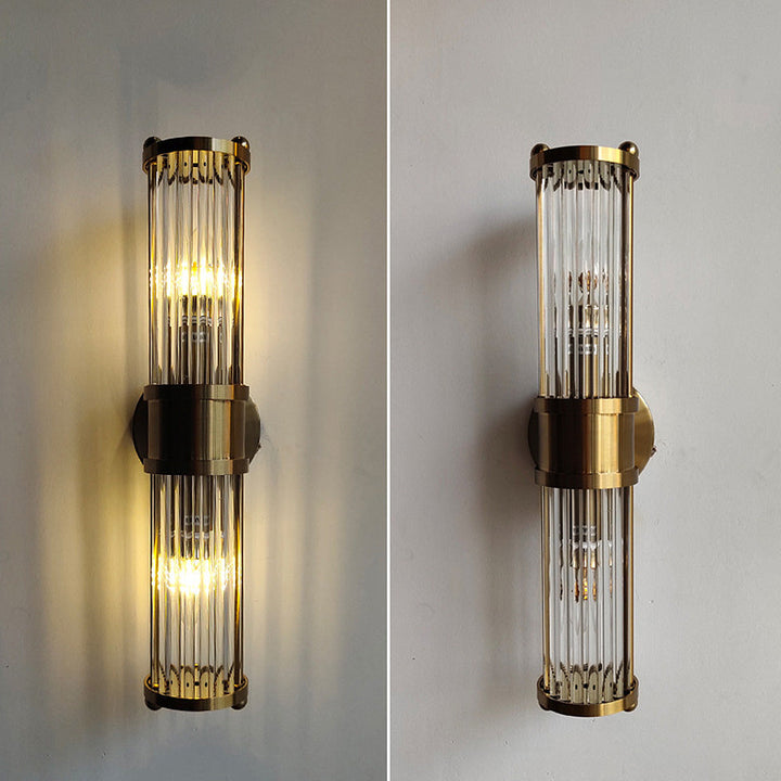 Messing Wandleuchte mit Glasstäben, vertikal montiert, modernes Design, warmes Licht.
