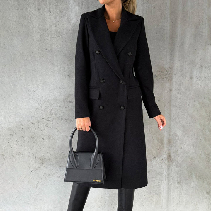 Frau in schwarzem Wintermantel, hält schwarze Handtasche, elegantes Outfit, Modefotografie.