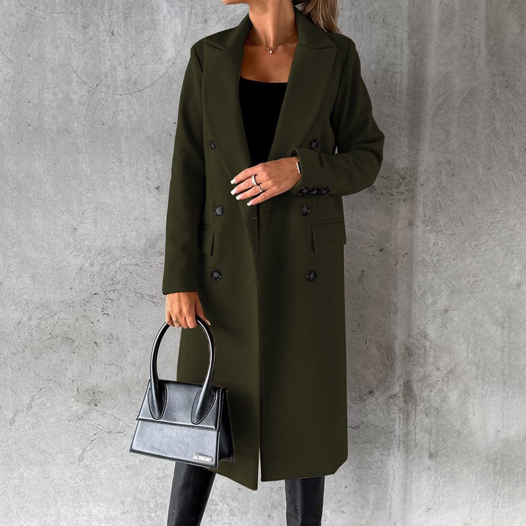 Frau in olivgrünem Wintermantel, hält schwarze Handtasche, modisch, elegant, Herbstmode.