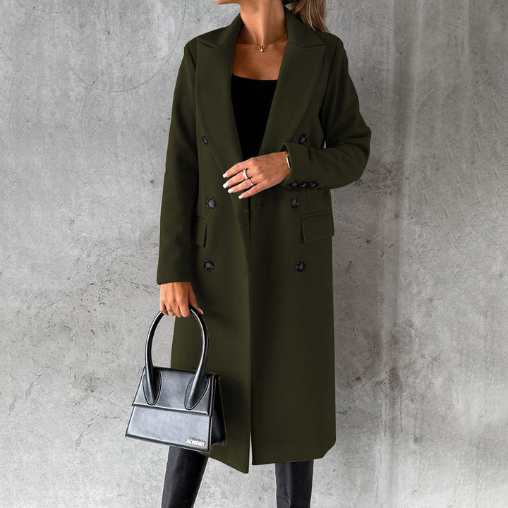 Frau in olivgrünem Wintermantel, hält schwarze Handtasche, modisch, elegant, Herbstmode.