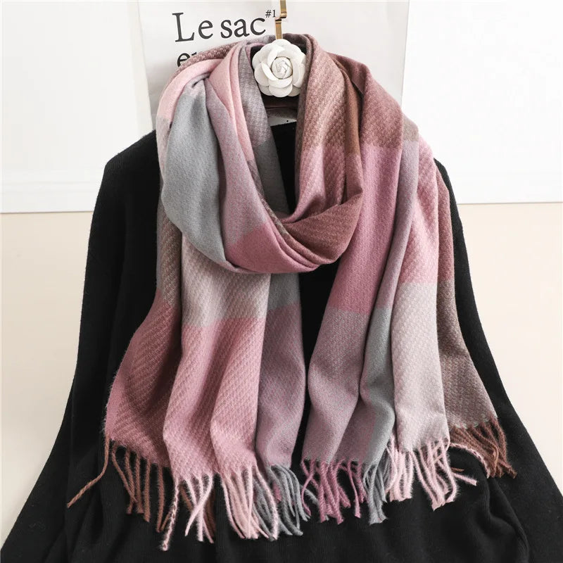 Rosa-grauer Karoschal aus Wolle, Damen-Winterschal, modisches Accessoire, warm und weich.