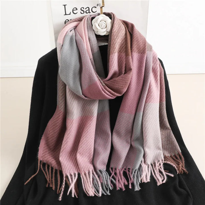 Rosa-grauer Karoschal aus Wolle, Damen-Winterschal, modisches Accessoire, warm und weich.
