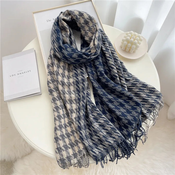 Blau-weißer Hahnentritt-Schal aus Wolle auf Tisch, modisches Accessoire, Herbst-Winter.
