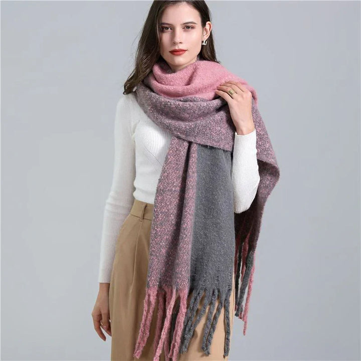 Frau mit rosa-grauem Wollschal, Fransen, elegantes Winteroutfit, modisch, warm, Accessoire.