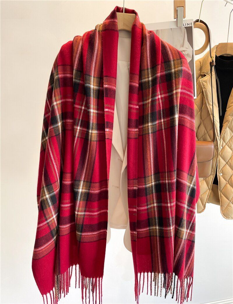 Roter karierter Schal aus Wolle mit Fransen, Damenmode, Herbst-Winter-Accessoire.