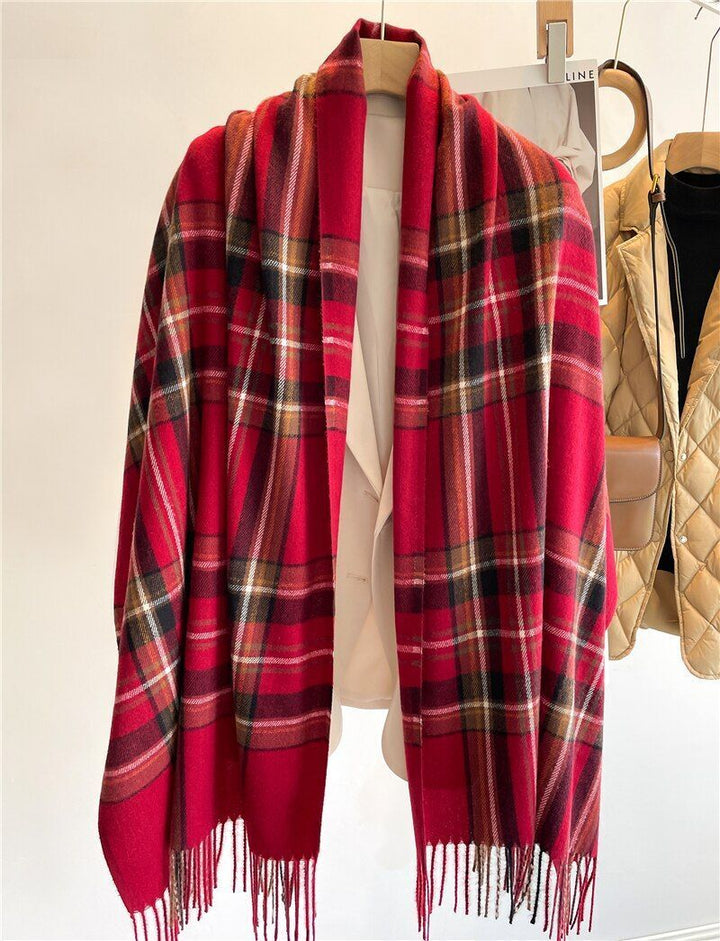 Roter karierter Schal aus Wolle mit Fransen, Damenmode, Herbst-Winter-Accessoire.