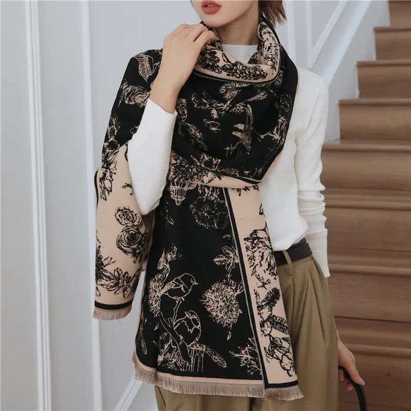Damen Schal schwarz beige floral, elegantes Accessoire, Herbst Winter Mode, weiches Material.