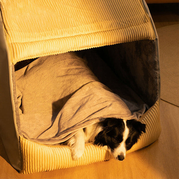 Großes, abnehmbares Hundezelt aus warmem Flanell, halbgeschlossen, beige, mit schlafendem Hund.