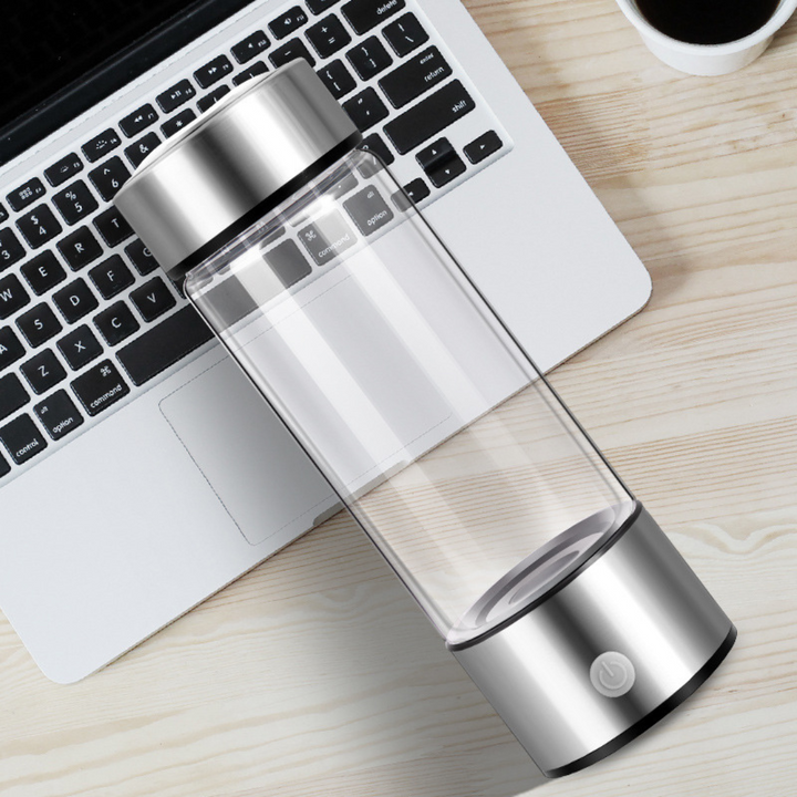 Wasserstoffgenerator Flasche, Glas, Edelstahl, tragbar, auf Laptop, moderne Technologie.
