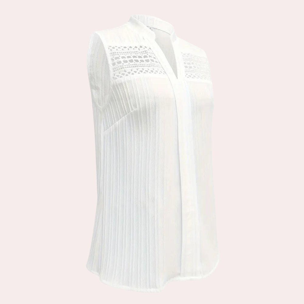 Weiße ärmellose Damenbluse mit Spitzenmuster, V-Ausschnitt, elegant, Sommermode.