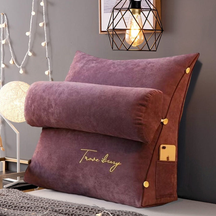 Großes, braunes Keilkissen mit Nackenrolle, Seitentasche und dekorativer Schrift, ideal fürs Bett.