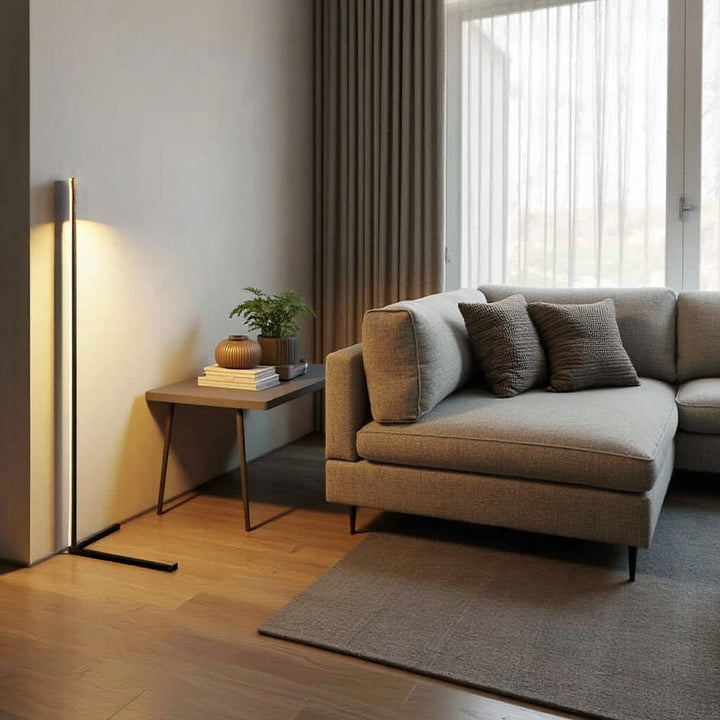Lampa zapnutá v obývacím pokoji u rohové pohovky, malého stolku s rostlinou a dřevěné podlahy 6