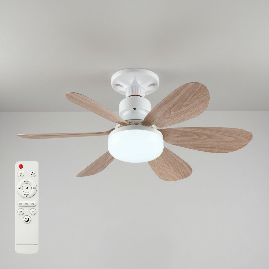 Bílý stropní ventilátor se šesti lopatkami ve dřevěném dekoru, svítícím světlem a bílým dálkovým ovladačem 1