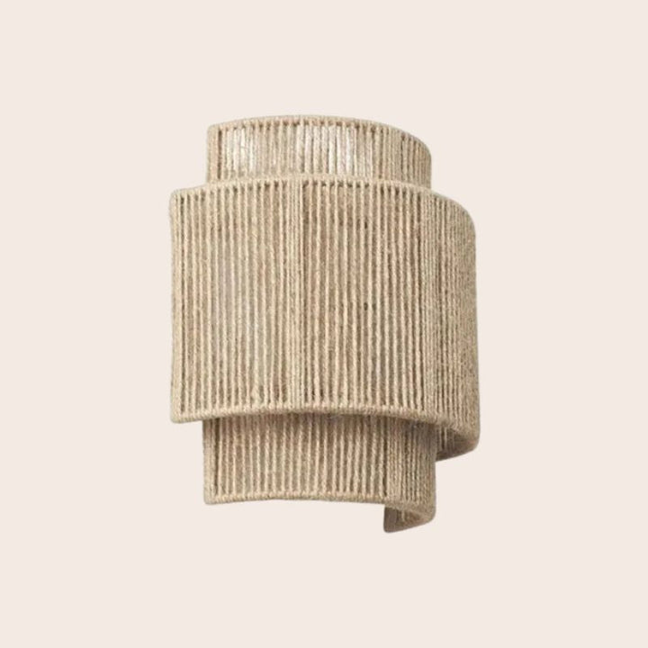 Geflochtener Wandlampenschirm aus Naturmaterial, beige, modern, dekorativ, umweltfreundlich.