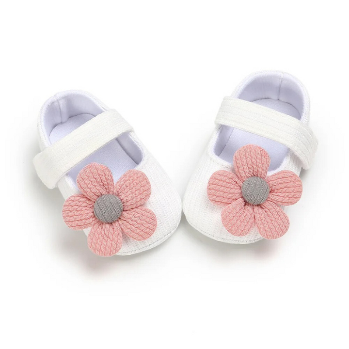 Weiße Babyschuhe mit rosa Blumen, weiches Material, Klettverschluss, Neugeborene, Geschenkidee.