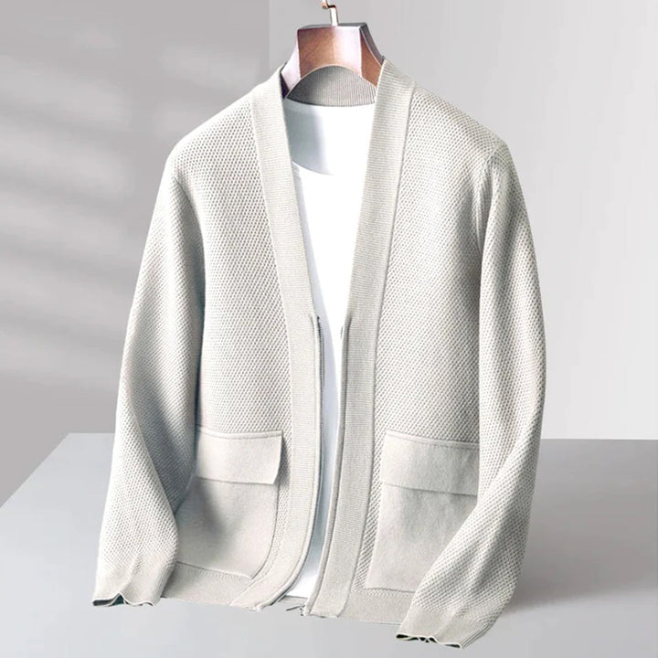 Weiße Strickjacke aus Baumwolle, offenes Design, lässig, Herrenmode, minimalistisch.