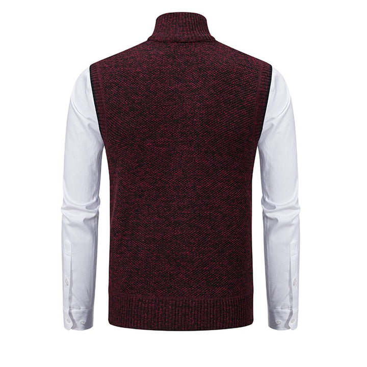 Weinroter Herrenstrickpullover mit Rollkragen, ärmellos, über weißem Hemd.