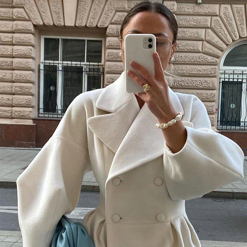 Frau in weißem Wollmantel, Selfie, modisch, Herbstmode, eleganter Stil, Straße, Smartphone.