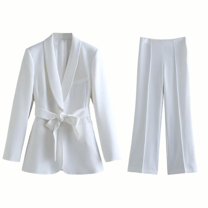Weißer Damenanzug mit Blazer und Hose, elegantes Design, ideal für Business und formelle Anlässe.
