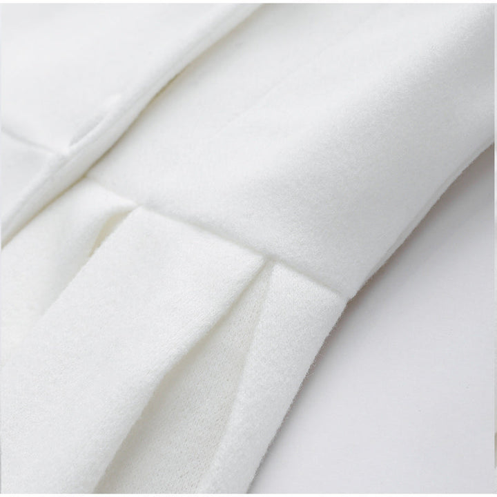 Weiße Wolljacke Detailansicht, weiches Material, elegante Damenmode, stilvoller Wintermantel.