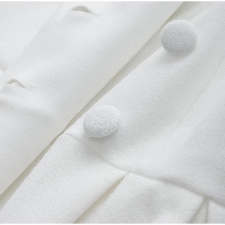 Weiße Wolljacke mit Knöpfen, elegante Damenmode, weiches Material, stilvolles Design.