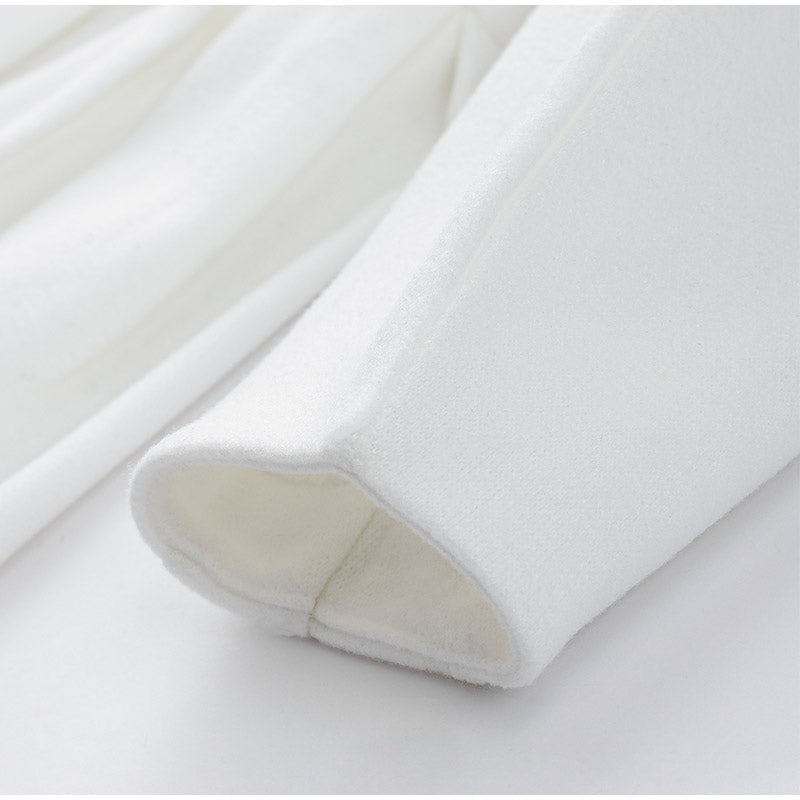 Weiße Wolljacke Ärmel Detailansicht, weiches Material, modisch, warm, Damenbekleidung.