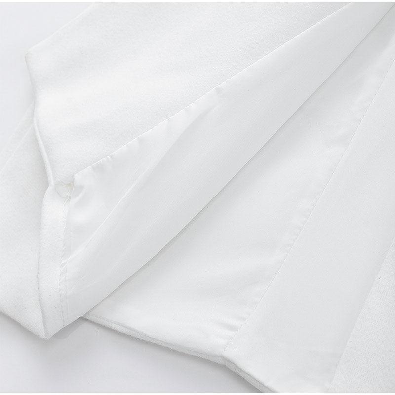 Weiße Jacke aus Baumwolle, Detailansicht des Innenfutters, elegante Damenmode, hochwertig.