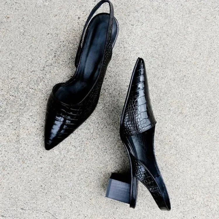 Schwarze Damen Slingback Pumps, spitze Zehen, mittlerer Blockabsatz, Krokodil-Optik.